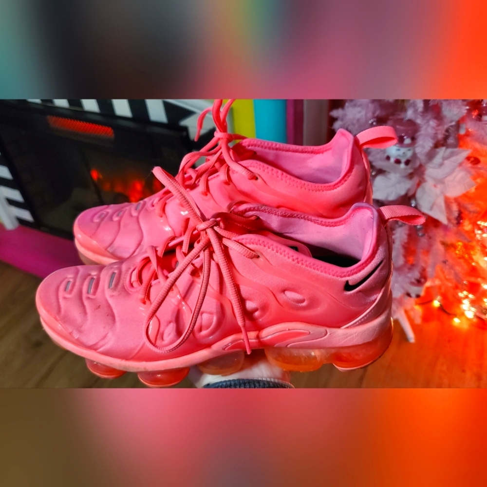 Hot pink Nike vapormax